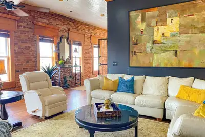 Image de A unique lodging experience located in the heart of downtown Enterprise!