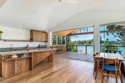 Image de Absolute waterfront, 3 story beach house. Walk to everything.