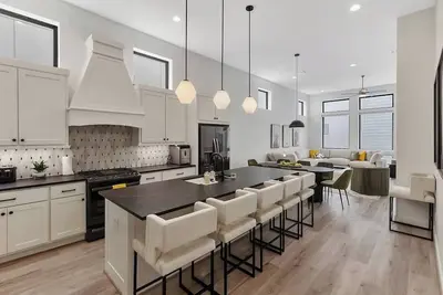 Image de 7br/7ba Deluxe Houston Home w/ Full Skyline View!