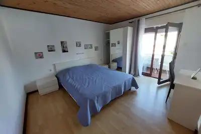 Image de Appartement de deux chambres avec le balcon et la vue sur le mer Banjol, Rab (A-23468-c)