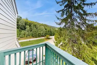 Image de Ski-in/ski-out home with a private hot tub, dry sauna, & balcony