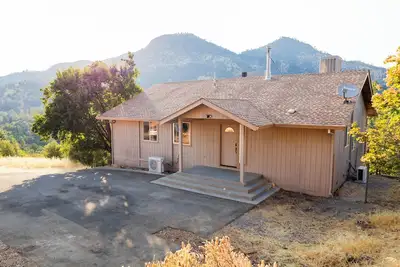 Image de Shasta Lake Beautiful House w\/ Hot Tub, Bbq, Ping Pong & Foosball Table