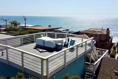 Image de 5br / 9 bed / 11 room huge beach house with rooftop deck and shaded back yard