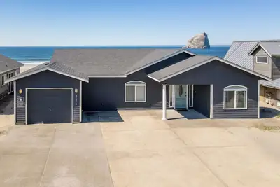 Image de Beachlandia! Oceanfront, hot tub, 4 bedrooms.