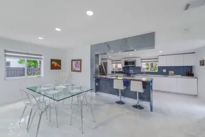 Image de Modern 3 Bd. Home in Coral Way!