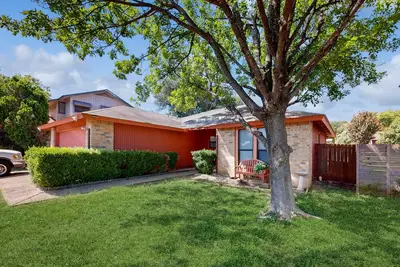 Image de 3-bedroom home with enclosed backyard in South Austin