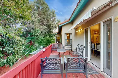 Image de Cozy home with Bbq grill, fireplace, patio, hiking nearby