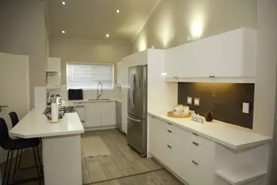 Image de Spacious Luxury 3 Br 4 Bed Apt. Balcony, Pool, Tennis, 24hr Security, Bkup Power