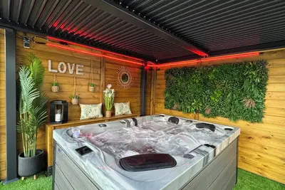 Image de Logement cosy avec piscine et jacuzzi privé