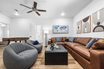 Image de 10 Min Walk to At&T + Globe Life | Luxury Escape