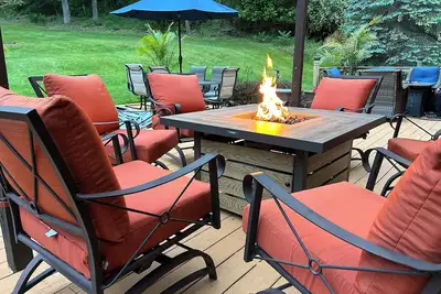 Image de 7-Bedroom House with Amazing Deck & Backyard! Near Tc, Wineries, Resort, Beach!