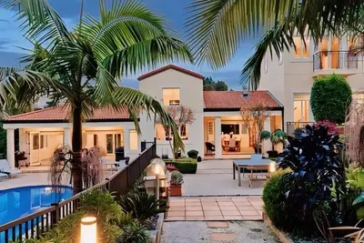 Image de Modern Lifestyle Retreat With Stunning City View