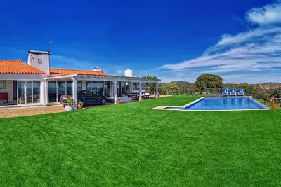 Image de Cottage 'Cardos Villa - Private Swimming' avec vue sur montagne, piscine privée et Wi-Fi