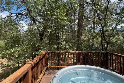 Image de Robins Nest - Walk to Slopes, Hot Tub, Deck, Bbq