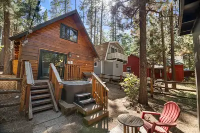 Image de Cabin Comfort - Close to Slopes, Hot Tub, Sauna, Walk to Zoo, Barbecue
