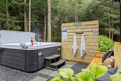 Image de Lazy Bear Retreat, Outdoor Oasis, Hot Tub, etc!