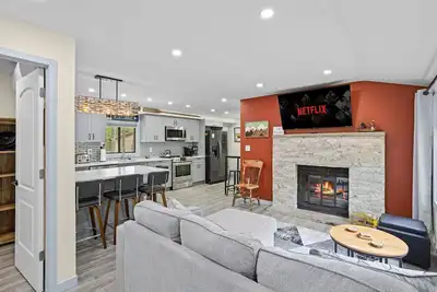 Image de The Cozy Cubhouse! Perfect Couples Getaway!