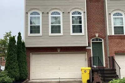Image de Charming 3-bedroom townhome with WiFi, Ac, & Community pool in serene Laurel, Md
