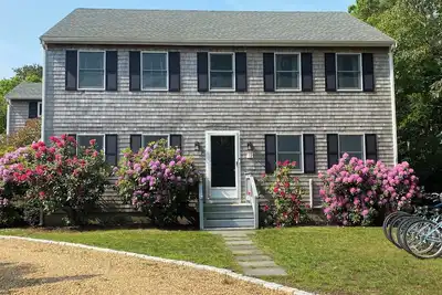 Image de A \"Close to All\" Oak Bluffs Oasis!