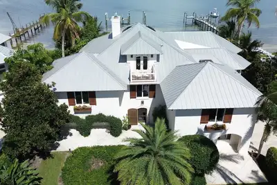 Image de Cozy Luxury Estate In Exclusive Community On Open Water