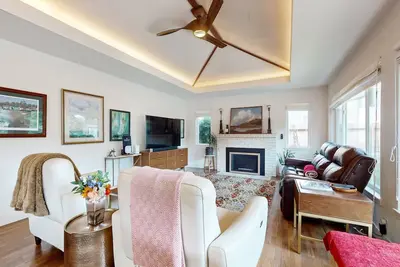Image de Sunny dog friendly retreat w/private yard & gas grill, close to beach & downtown