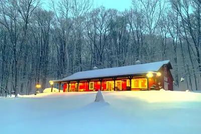 Image de Harmony Hollow barndominium with hot tub near Sugar Creek \n