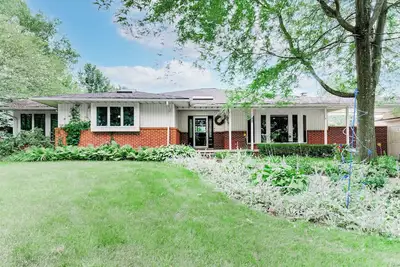 Image de Large Charming Home w/ Pool & Deck ~5 miles to Umich!
