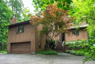 Image de Mountain Brook Cabin w\/ 4-bedroom in lovely Cornwall with Jacuzzi Tub and Sauna