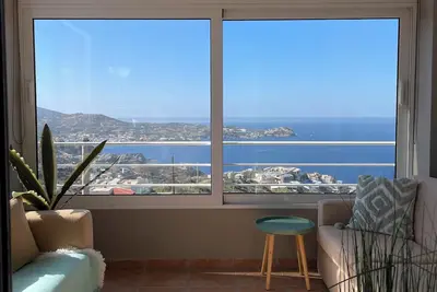 Image de Skyline Serenity. \nExperience the ultimate in tranquility and scenic beauty.