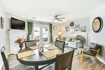 Image de 6 Mi to Dtwn: Dog-Friendly Clarksville Home!