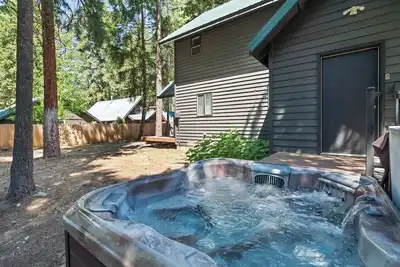 Image de Black Forest Lodge - Private Hot Tub, Dog Friendly, Charming Wooded Neighborhood!