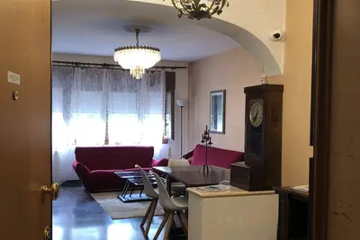 Image de Spacious, bright, central. All services and the bus stop within a few meters