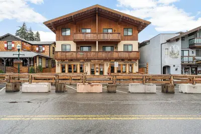 Image de Trails Edge, Unit B - The Heart of Downtown!