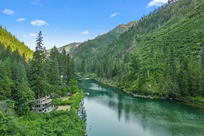 Image de River Chalet - Riverfront Oasis with Panoramic Views