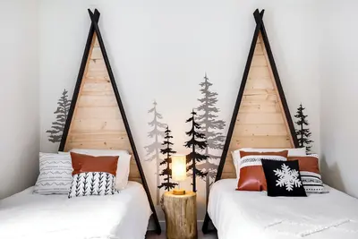 Image de Charming and sleek, first floor, great location! Stocked kitchen and fireplace.