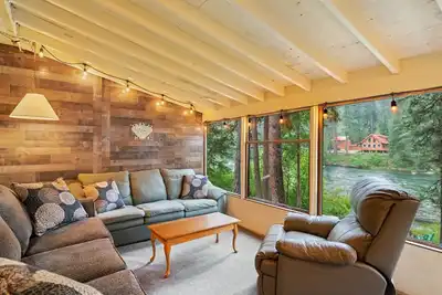 Image de The Beach at River`s Bend -A Riverside Retreat