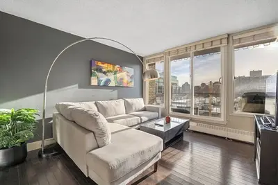 Image de Mins to Stampede | Parking | Central Dt Condo