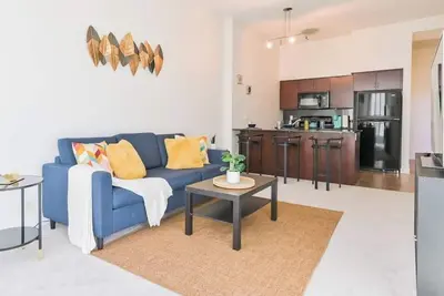 Image de Spacious & Bright Condo 10 Min from Dt | Ug Stall
