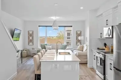 Image de Mins to Airport | King Bed | 8 Guests | Garage