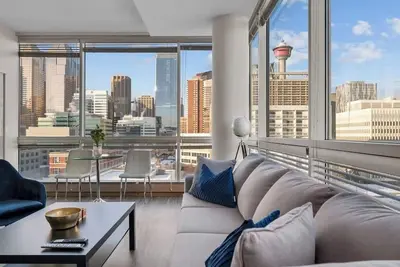 Image de \"The Fossil\" King Bed |Ug Park | Min to Saddledome