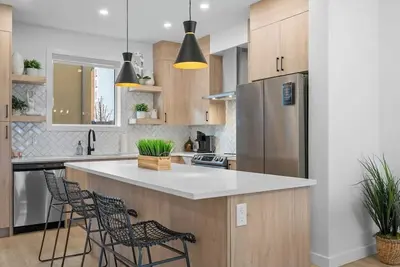 Image de King Bed |Min to Dt |3br |Garage| Chef's Kitchen