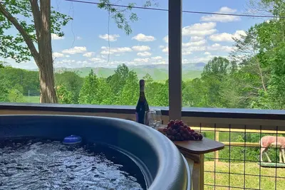 Image de Black Bear Acres \nPrivate 2br, 2 Bath cabin \nHot tub and awesome mountain views