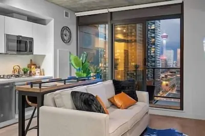 Image de Calgary Tower View | Mins to Saddledome| Pool |Gym