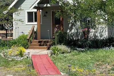 Image de Two-bedroom House with Wrap-Around Deck & Garden - Super Amenities