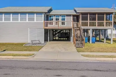 Image de Private Pool at Livin' Is Easy  Spacious 5-bedroom in charming Edisto Beach, Sc