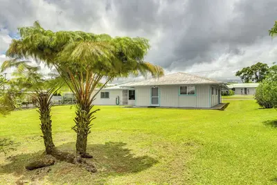 Sunny Hilo Home w\/ Game Room: Walk to Golf Course!