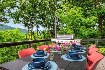 Image de Luxe Mountain Home: Hot Tub, Sauna, Firepit, Games