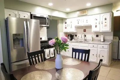 Image de Relaxing Cozy home Bedrooms available or open to renting entire place\n