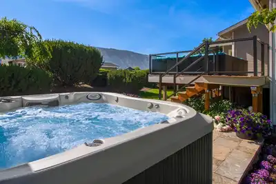Image de Stunning views, private hot tub, walk everywhere