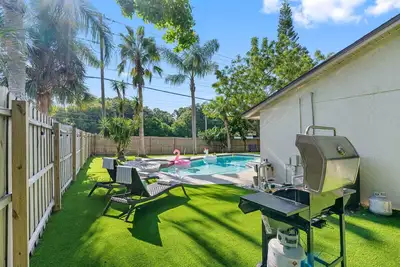 Image de Luxurious Spa Retreat with Stunning Pool in Palm Harbor